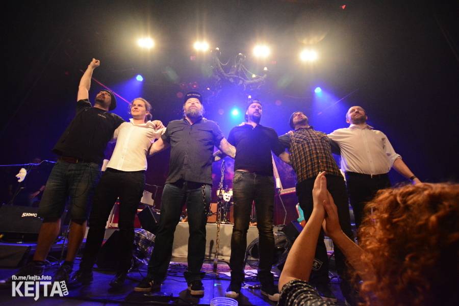 Škwor: Akustický koncert s klavírem a violoncellem strhl pražskou Akropoli