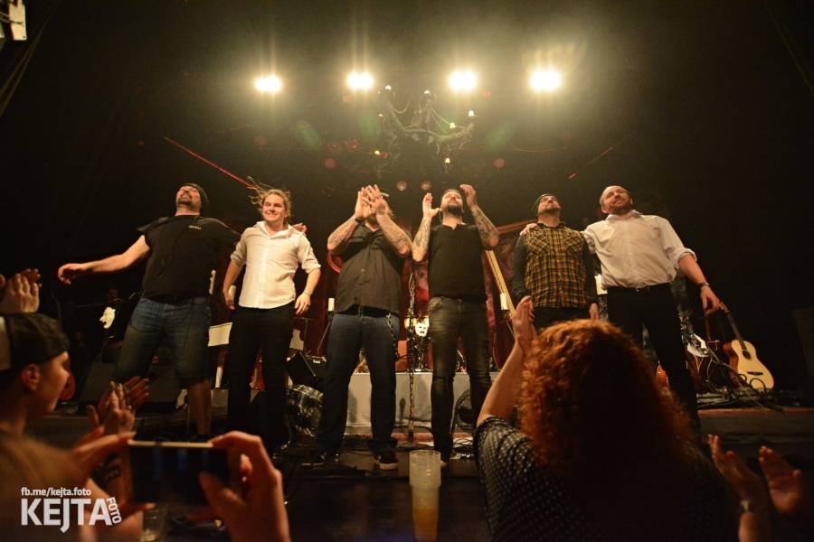 Škwor: Akustický koncert s klavírem a violoncellem strhl pražskou Akropoli