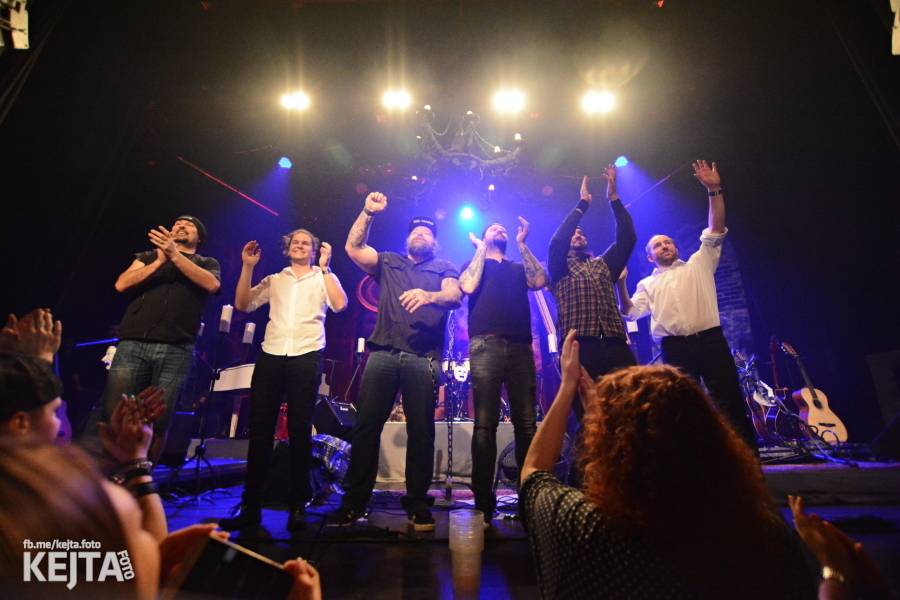 Škwor: Akustický koncert s klavírem a violoncellem strhl pražskou Akropoli