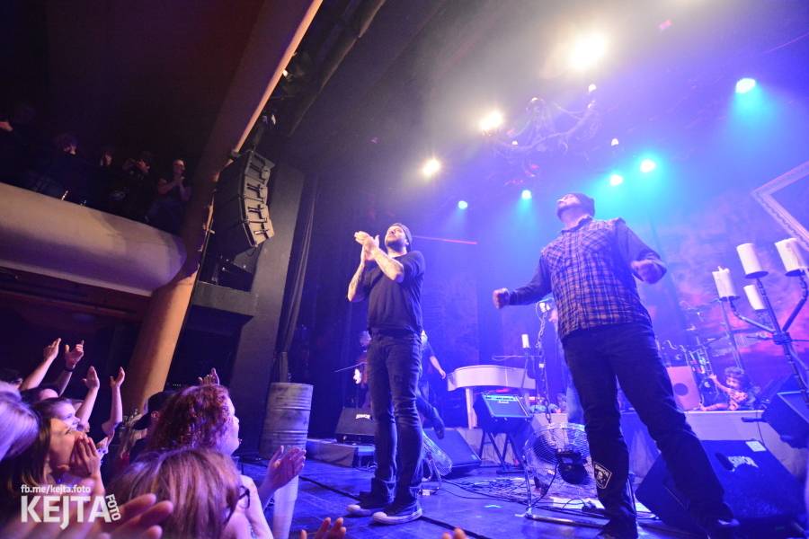 Škwor: Akustický koncert s klavírem a violoncellem strhl pražskou Akropoli