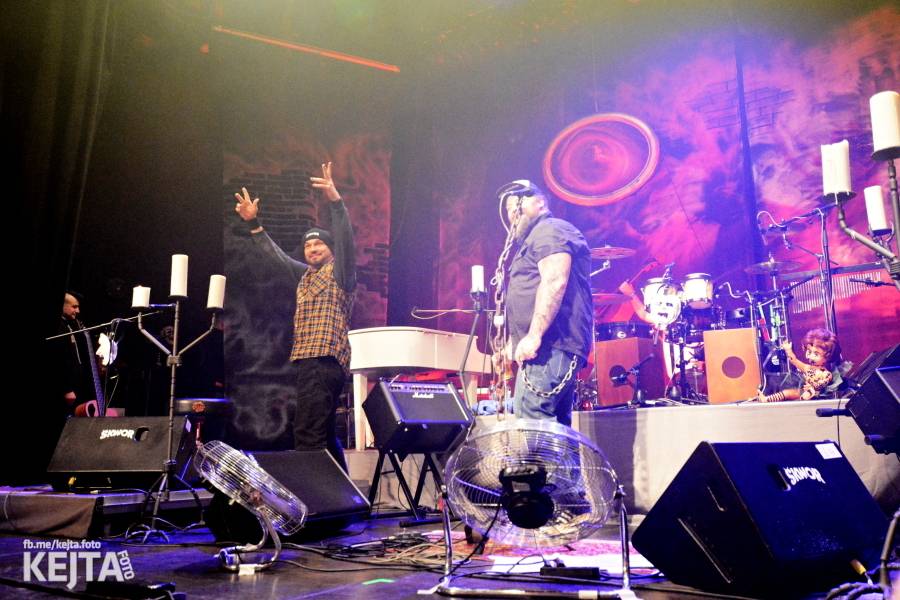 Škwor: Akustický koncert s klavírem a violoncellem strhl pražskou Akropoli