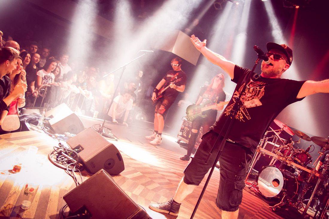 Horkýže Slíže dvakrát vyprodali Lucerna Music Bar, nadšení fanoušci divoce pogovali