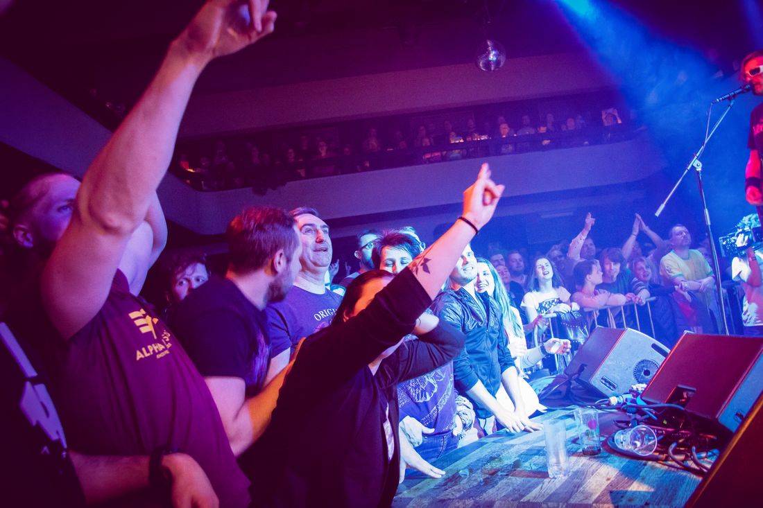 Horkýže Slíže dvakrát vyprodali Lucerna Music Bar, nadšení fanoušci divoce pogovali