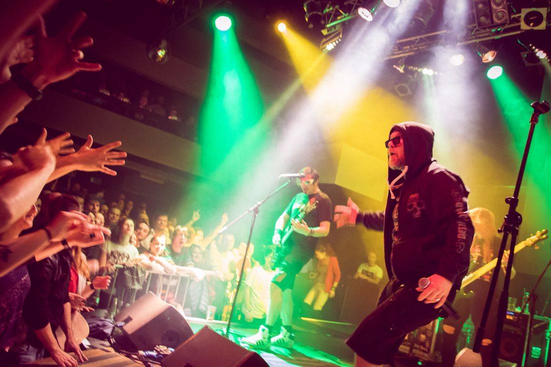 Horkýže Slíže dvakrát vyprodali Lucerna Music Bar, nadšení fanoušci divoce pogovali