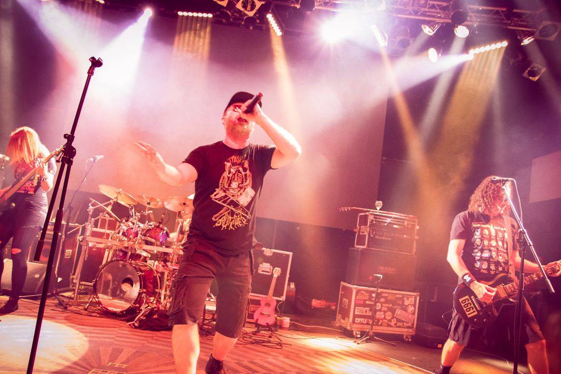 Horkýže Slíže dvakrát vyprodali Lucerna Music Bar, nadšení fanoušci divoce pogovali