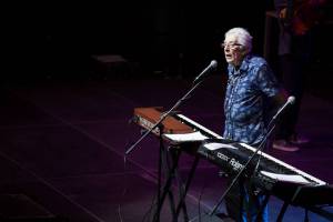John Mayall i v pětaosmdesáti letech okouzlil pražské Forum Karlín