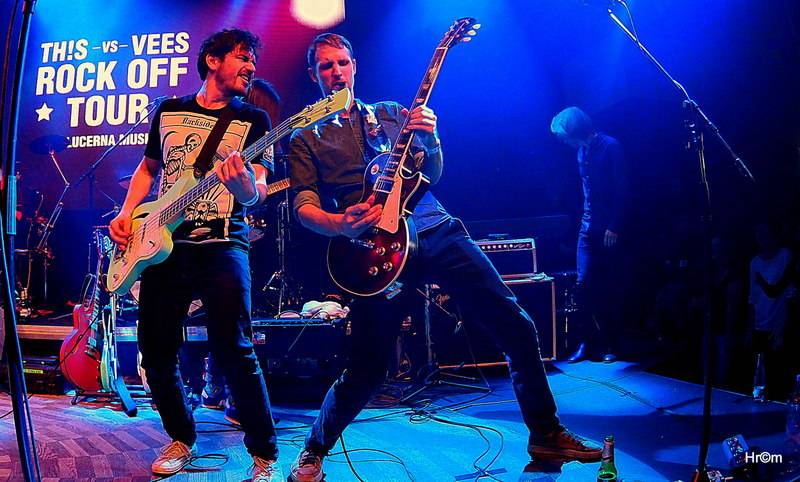 Th!s a Vees soutěžili o zlatý pás v těžké váze rock'n'rollu. Fanynky házely na pódium podprsenky