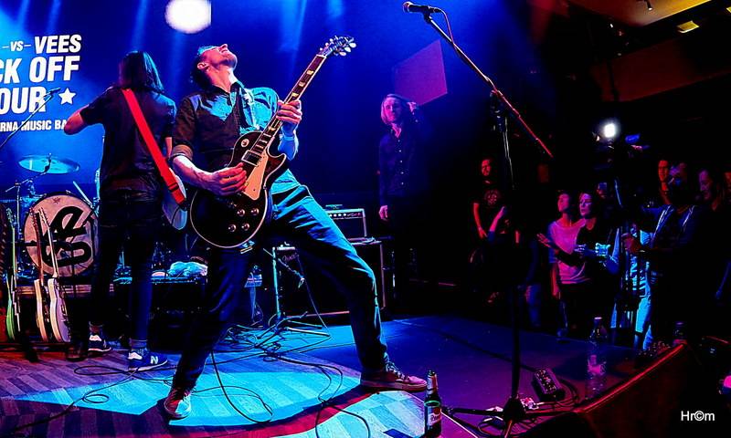 Th!s a Vees soutěžili o zlatý pás v těžké váze rock'n'rollu. Fanynky házely na pódium podprsenky