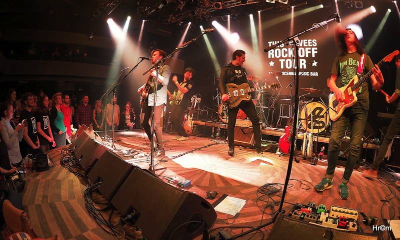 Th!s a Vees soutěžili o zlatý pás v těžké váze rock'n'rollu. Fanynky házely na pódium podprsenky