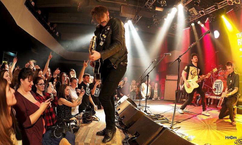 Th!s a Vees soutěžili o zlatý pás v těžké váze rock'n'rollu. Fanynky házely na pódium podprsenky