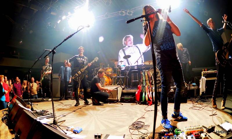 Th!s a Vees soutěžili o zlatý pás v těžké váze rock'n'rollu. Fanynky házely na pódium podprsenky