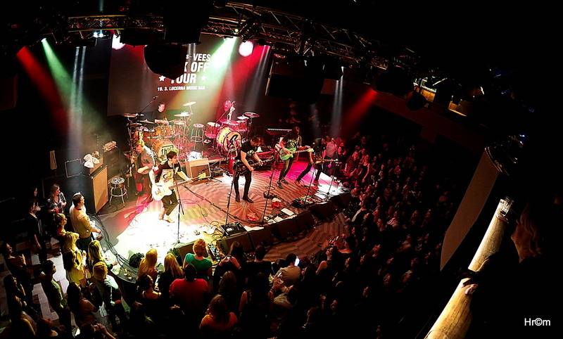 Th!s a Vees soutěžili o zlatý pás v těžké váze rock'n'rollu. Fanynky házely na pódium podprsenky