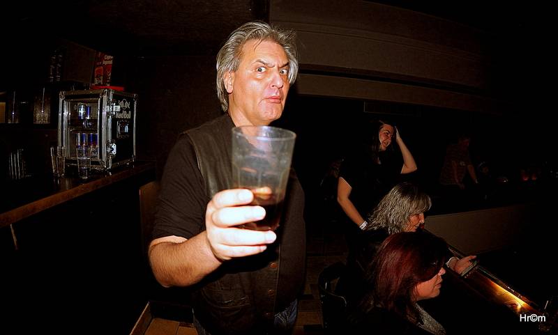 Th!s a Vees soutěžili o zlatý pás v těžké váze rock'n'rollu. Fanynky házely na pódium podprsenky