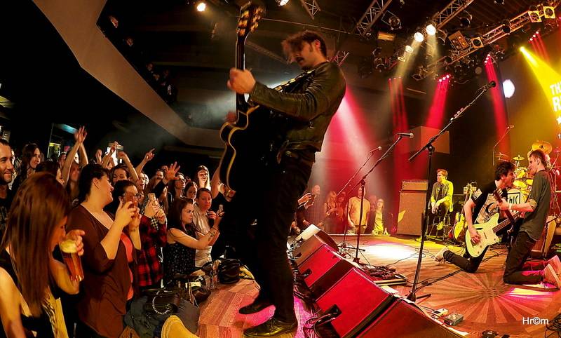 Th!s a Vees soutěžili o zlatý pás v těžké váze rock'n'rollu. Fanynky házely na pódium podprsenky