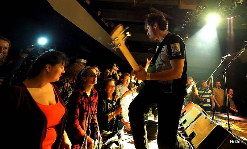 Th!s a Vees soutěžili o zlatý pás v těžké váze rock'n'rollu. Fanynky házely na pódium podprsenky