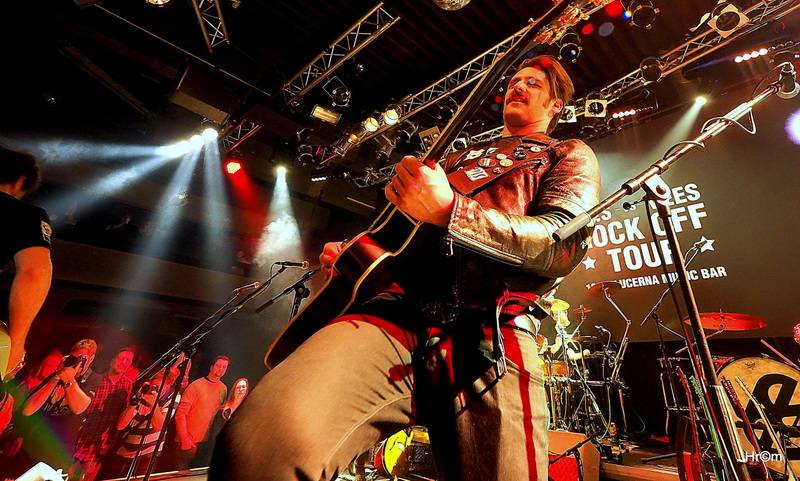 Th!s a Vees soutěžili o zlatý pás v těžké váze rock'n'rollu. Fanynky házely na pódium podprsenky