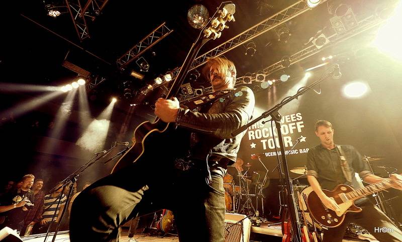 Th!s a Vees soutěžili o zlatý pás v těžké váze rock'n'rollu. Fanynky házely na pódium podprsenky