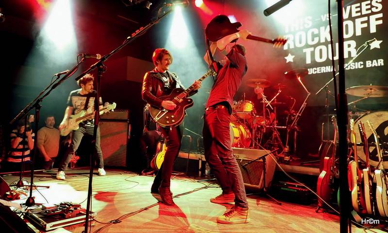 Th!s a Vees soutěžili o zlatý pás v těžké váze rock'n'rollu. Fanynky házely na pódium podprsenky