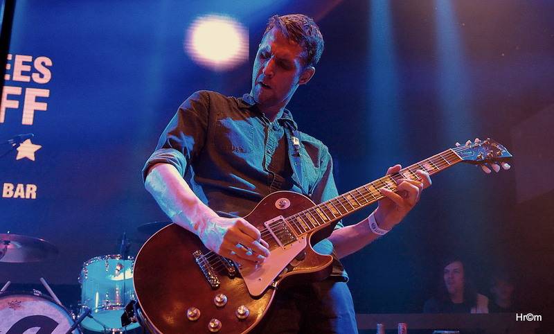 Th!s a Vees soutěžili o zlatý pás v těžké váze rock'n'rollu. Fanynky házely na pódium podprsenky