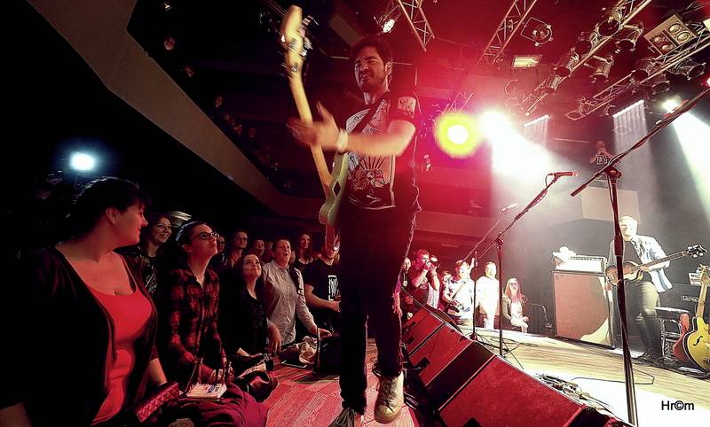 Th!s a Vees soutěžili o zlatý pás v těžké váze rock'n'rollu. Fanynky házely na pódium podprsenky