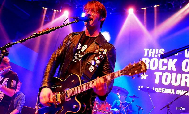 Th!s a Vees soutěžili o zlatý pás v těžké váze rock'n'rollu. Fanynky házely na pódium podprsenky