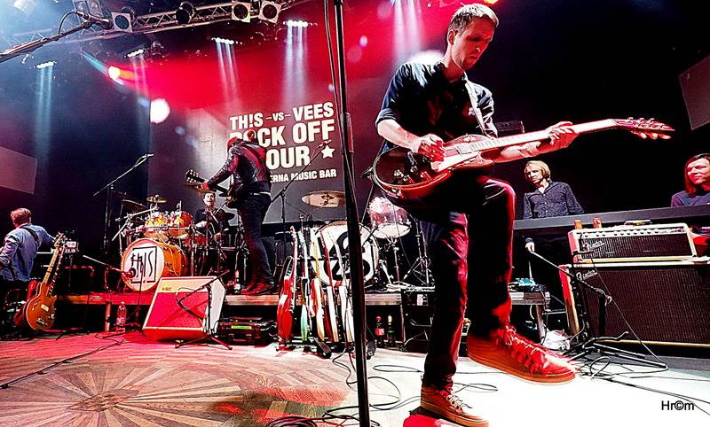 Th!s a Vees soutěžili o zlatý pás v těžké váze rock'n'rollu. Fanynky házely na pódium podprsenky