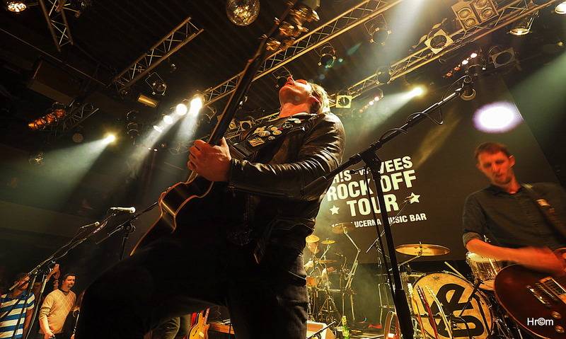 Th!s a Vees soutěžili o zlatý pás v těžké váze rock'n'rollu. Fanynky házely na pódium podprsenky