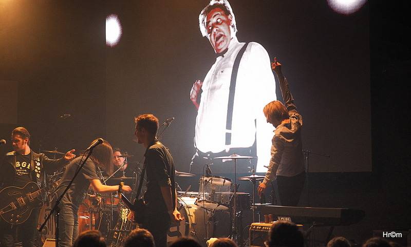 Th!s a Vees soutěžili o zlatý pás v těžké váze rock'n'rollu. Fanynky házely na pódium podprsenky