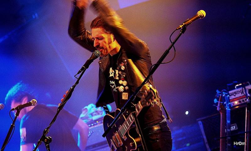 Th!s a Vees soutěžili o zlatý pás v těžké váze rock'n'rollu. Fanynky házely na pódium podprsenky