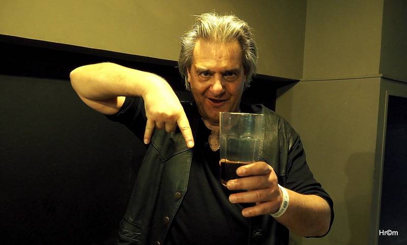 Th!s a Vees soutěžili o zlatý pás v těžké váze rock'n'rollu. Fanynky házely na pódium podprsenky