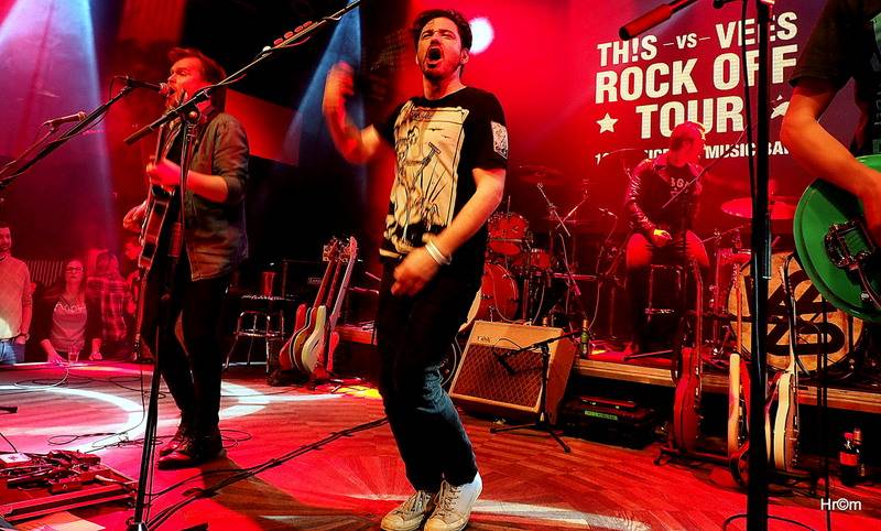 Th!s a Vees soutěžili o zlatý pás v těžké váze rock'n'rollu. Fanynky házely na pódium podprsenky