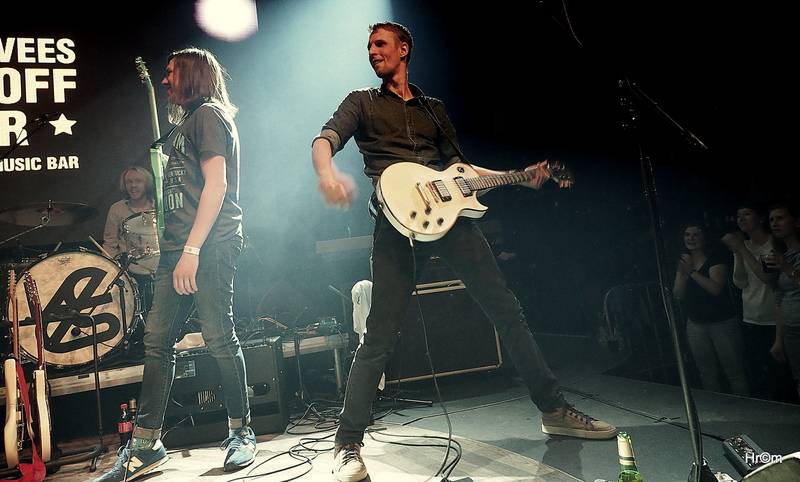 Th!s a Vees soutěžili o zlatý pás v těžké váze rock'n'rollu. Fanynky házely na pódium podprsenky