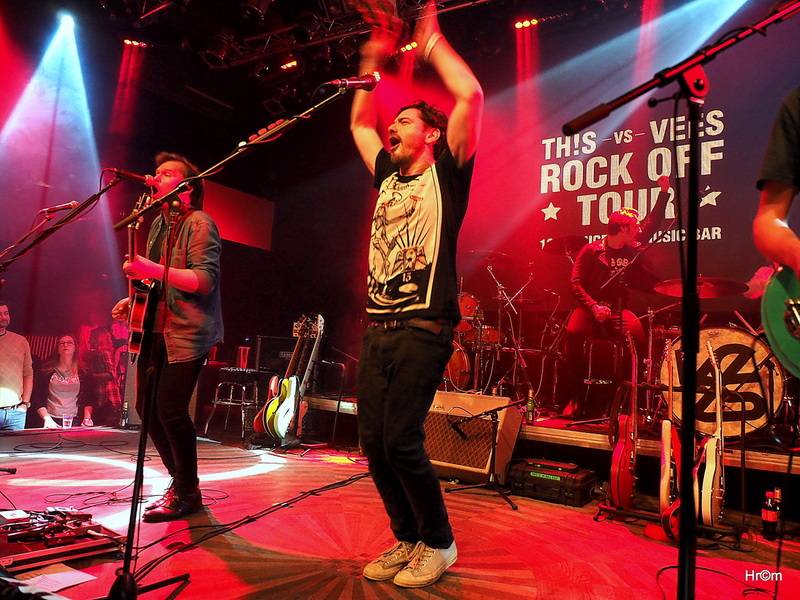 Th!s a Vees soutěžili o zlatý pás v těžké váze rock'n'rollu. Fanynky házely na pódium podprsenky