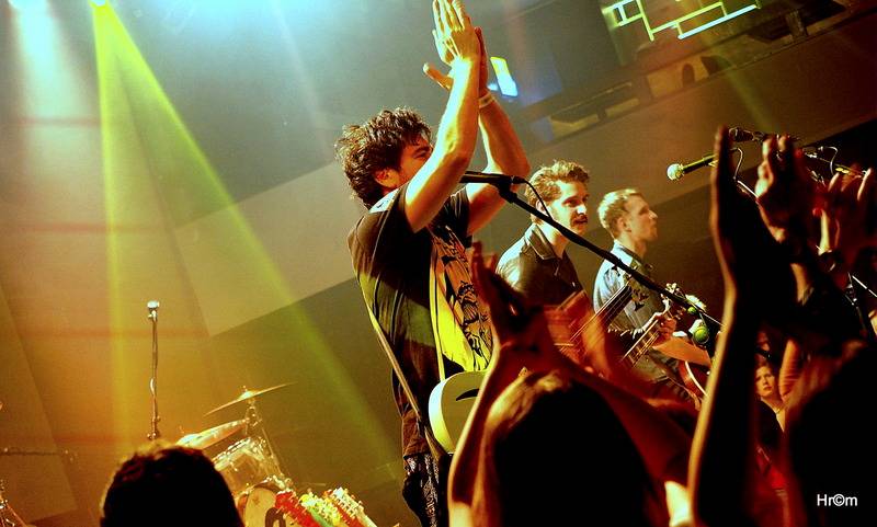 Th!s a Vees soutěžili o zlatý pás v těžké váze rock'n'rollu. Fanynky házely na pódium podprsenky