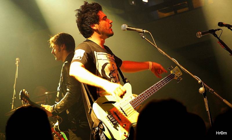 Th!s a Vees soutěžili o zlatý pás v těžké váze rock'n'rollu. Fanynky házely na pódium podprsenky