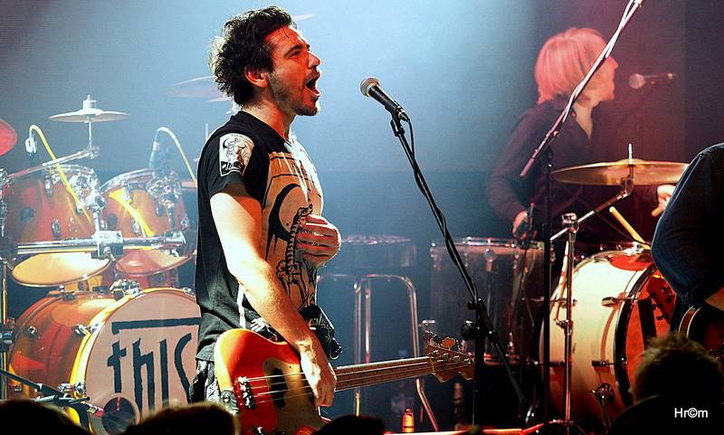 Th!s a Vees soutěžili o zlatý pás v těžké váze rock'n'rollu. Fanynky házely na pódium podprsenky