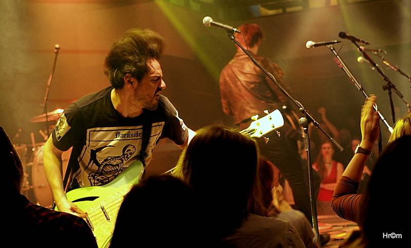 Th!s a Vees soutěžili o zlatý pás v těžké váze rock'n'rollu. Fanynky házely na pódium podprsenky