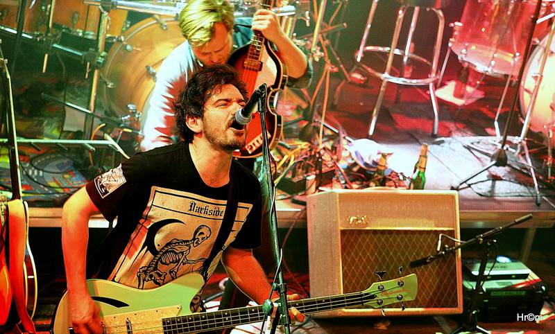 Th!s a Vees soutěžili o zlatý pás v těžké váze rock'n'rollu. Fanynky házely na pódium podprsenky