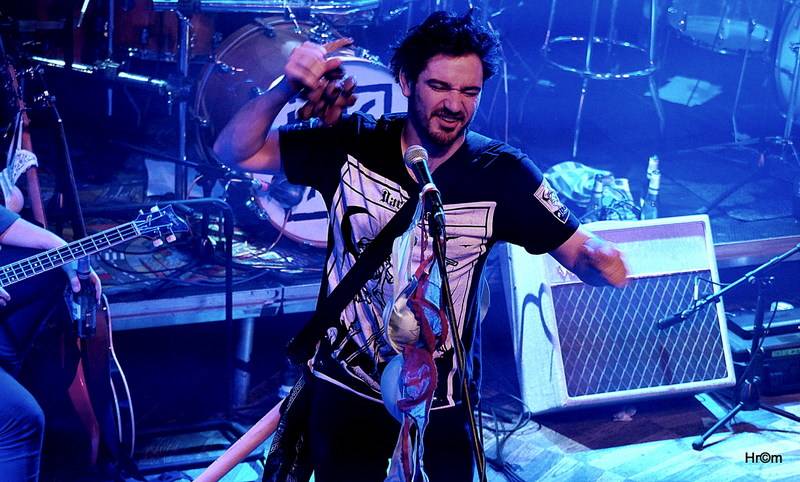 Th!s a Vees soutěžili o zlatý pás v těžké váze rock'n'rollu. Fanynky házely na pódium podprsenky