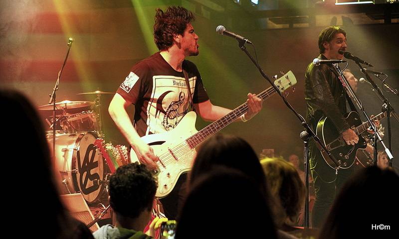 Th!s a Vees soutěžili o zlatý pás v těžké váze rock'n'rollu. Fanynky házely na pódium podprsenky