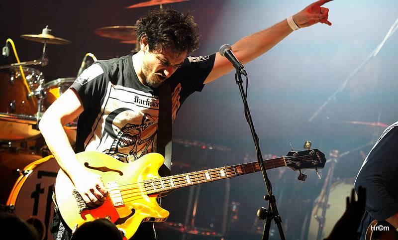 Th!s a Vees soutěžili o zlatý pás v těžké váze rock'n'rollu. Fanynky házely na pódium podprsenky