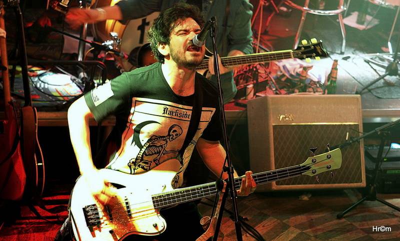 Th!s a Vees soutěžili o zlatý pás v těžké váze rock'n'rollu. Fanynky házely na pódium podprsenky