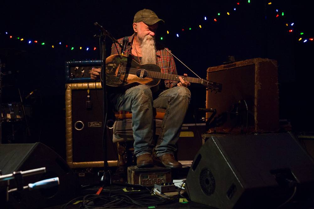 Seasick Steve v Praze střídal kytary a na pódium vytáhl fanynku