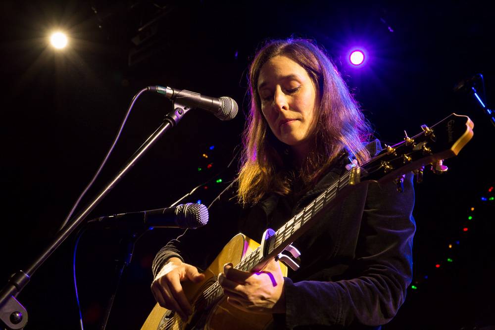Seasick Steve v Praze střídal kytary a na pódium vytáhl fanynku