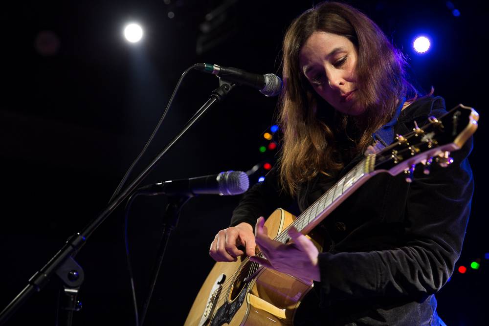 Seasick Steve v Praze střídal kytary a na pódium vytáhl fanynku