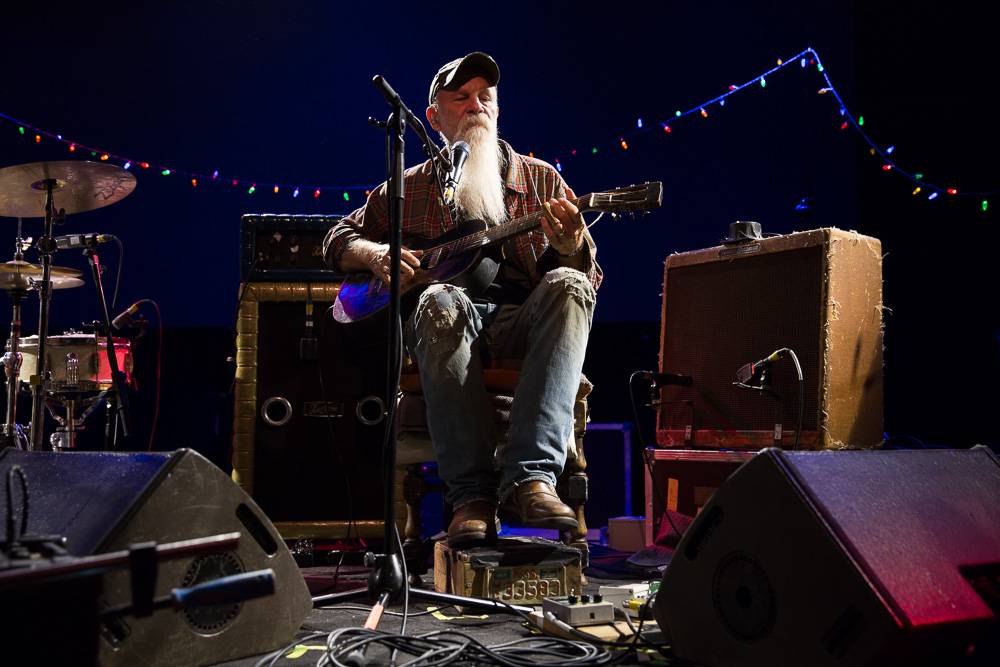 Seasick Steve v Praze střídal kytary a na pódium vytáhl fanynku