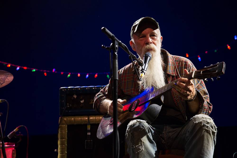 Seasick Steve v Praze střídal kytary a na pódium vytáhl fanynku