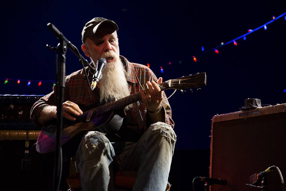Seasick Steve v Praze střídal kytary a na pódium vytáhl fanynku