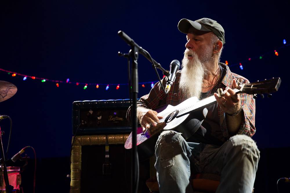 Seasick Steve v Praze střídal kytary a na pódium vytáhl fanynku
