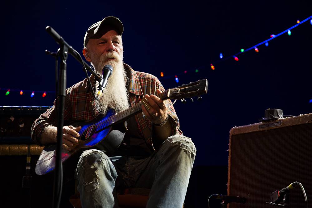 Seasick Steve v Praze střídal kytary a na pódium vytáhl fanynku